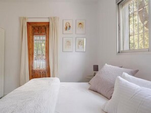 5 chambres, ameublement personnalisé, fer et planche à repasser
