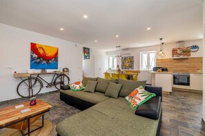 TV - Holiday house MARLY with private pool (Kras)