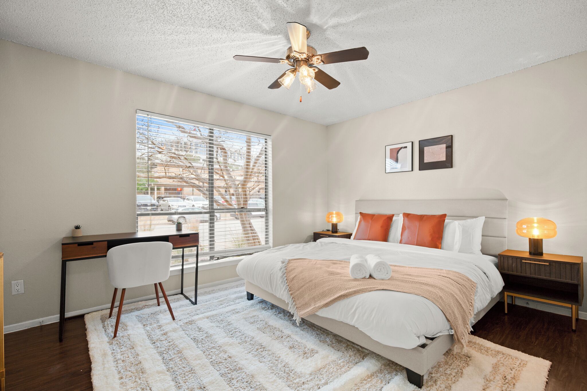 Tabla de planchar con plancha, internet y ropa de cama 