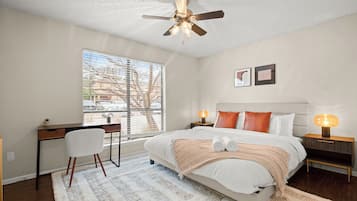 Tabla de planchar con plancha, internet y ropa de cama