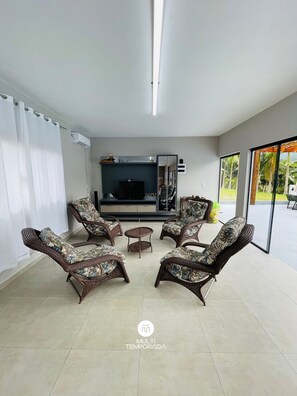 Honeymoon Cabin, Jetted Tub, Pool View | Living area | 43-inch Smart TV with digital channels, Netflix, streaming services - Sitio Moderno do Zizo - Angelina/sc (Angelina)