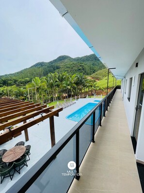 كابينة شهر العسل - بحوض استحمام بنظام دفع المياه - بمنظر للمسبح | شرفة/رواق