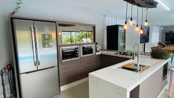 Honeymoon Cabin, Jetted Tub, Pool View | Private kitchen | Dining tables