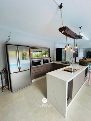 Cabaña de luna de miel, bañera de hidromasaje, vistas a la piscina | Cocina privada | Mesa de comedor