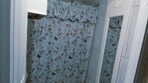 A bathroom with a toilet, a sink, and a shower area. - Charming 3-bedroom house with AC in Waterford (Waterford)