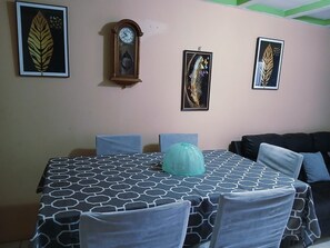 Dining - Charming 3-bedroom house with AC in Waterford (Waterford)