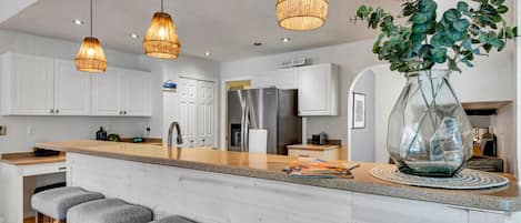 Køleskab, mikrobølgeovn, ovn, kogeplade