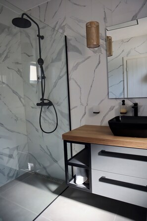 Shower, hair dryer, towels, soap - Domus Somnium (Raštević)