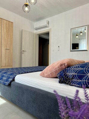 3 habitaciones, tabla de planchar con plancha, wifi y ropa de cama 