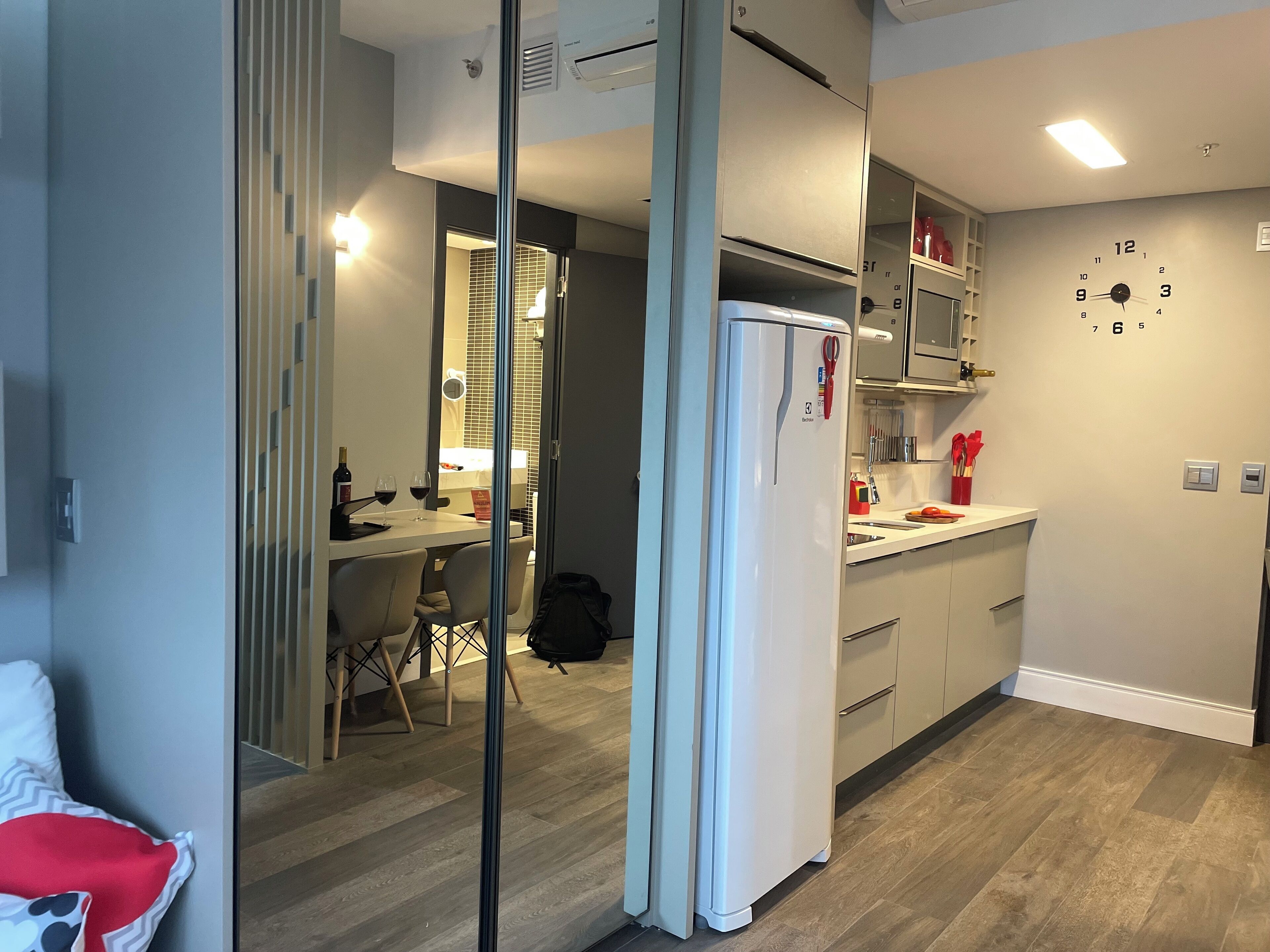 Kühlschrank, Mikrowelle, Herdplatte, Wasserkocher mit Kaffee-/Teezubehör