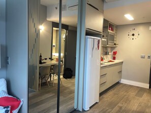 Kühlschrank, Mikrowelle, Herdplatte, Wasserkocher mit Kaffee-/Teezubehör