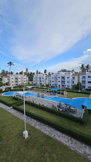 Outdoor pool - 2-Bdr Penthouse un Bávaro with Private Terrace, Pool View & Walk to Beach (Bavaro)
