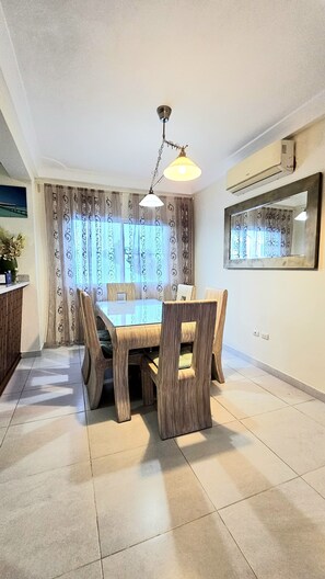 Dining - 2-Bdr Penthouse un Bávaro with Private Terrace, Pool View & Walk to Beach (Bavaro)