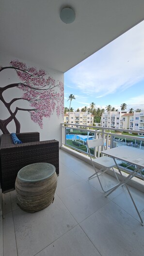 Outdoor dining - 2-Bdr Penthouse un Bávaro with Private Terrace, Pool View & Walk to Beach (Bavaro)