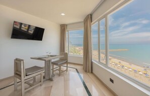 Habitación básica doble, vista a la playa | Caja de seguridad en la habitación y wifi gratis 