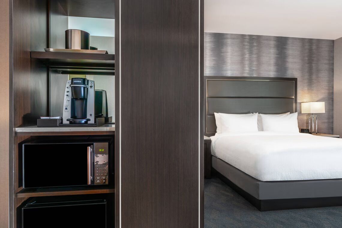 Tabla de planchar con plancha, wifi gratis y ropa de cama 