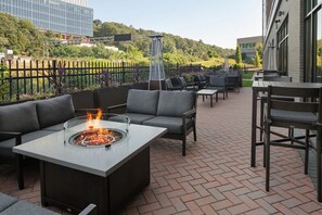 Outdoor dining - Tranquil Getaway Perfect for Outdoor Enthusiasts Near Boston Attractions (Middlesex County)