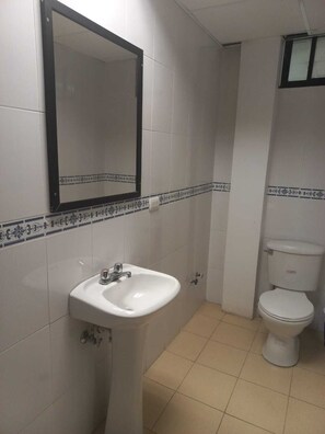 Standard Double Room | Bathroom | Shower, towels, soap, shampoo - Hotel El Geranio (Quito)