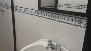 Ducha, toallas, jabón, shampoo