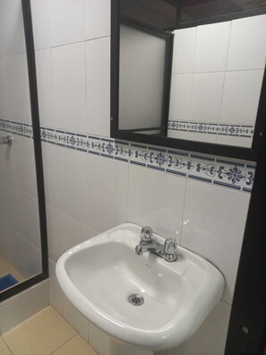 Standard-Dreibettzimmer | Badezimmer