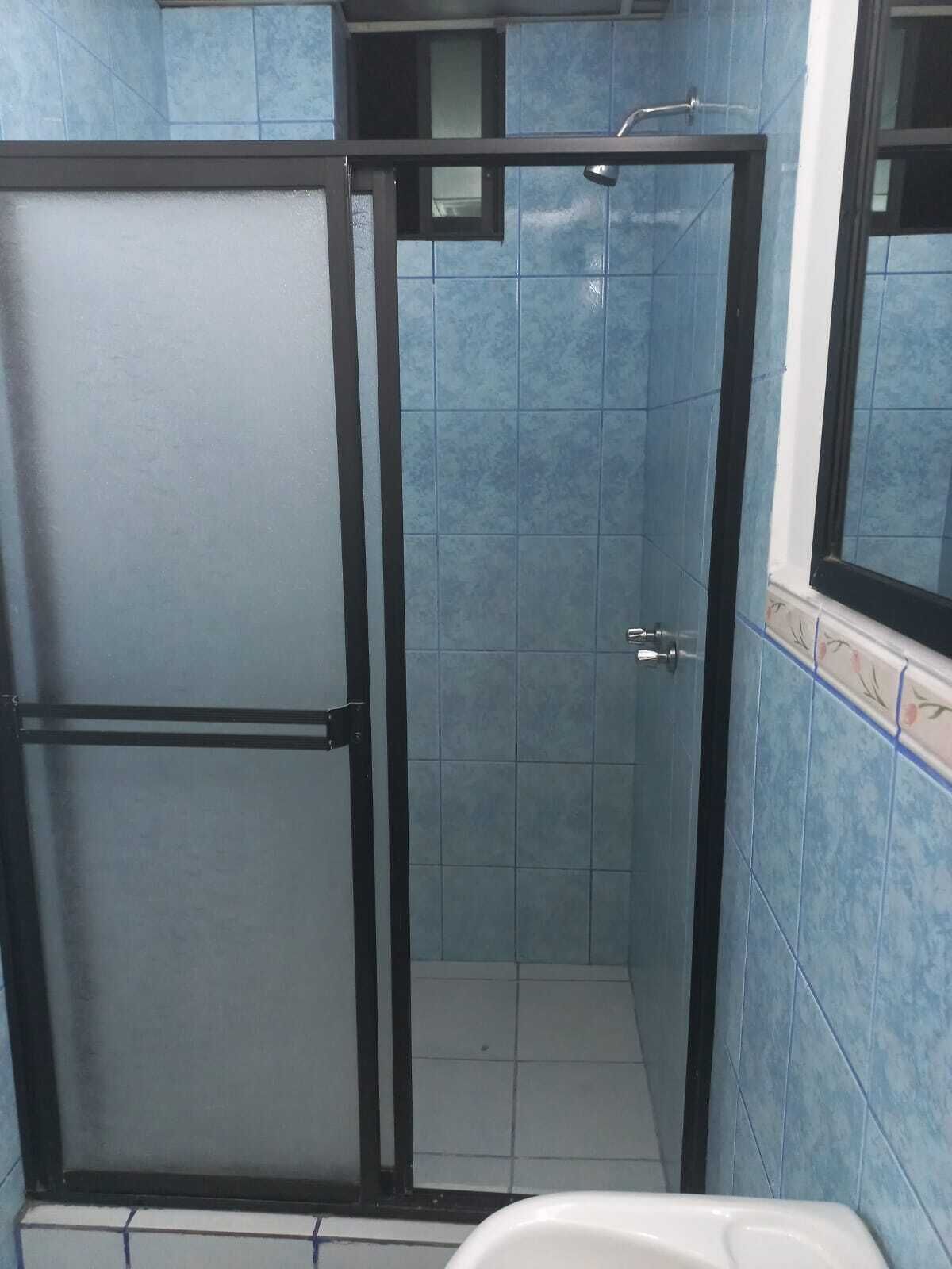 Habitación doble estándar | Baño | Regadera, toallas, jabón, shampoo 