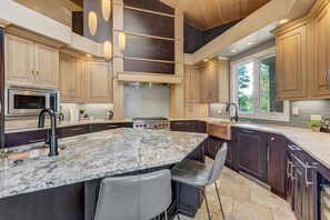 Fridge, microwave, oven, stovetop - Contemporary Mtn 4 BDRM  + Hot Tub + Fire-pit Close to USAFA & 6 Wedding Venues (Monument)