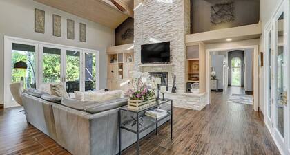 Contemporary Mtn 4 BDRM + Hot Tub + Fire-pit Close to USAFA & 6 Wedding Venues