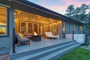 Terrace/patio - Contemporary Mtn 4 BDRM  + Hot Tub + Fire-pit Close to USAFA & 6 Wedding Venues (Monument)