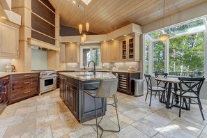 Fridge, microwave, oven, stovetop - Contemporary Mtn 4 BDRM  + Hot Tub + Fire-pit Close to USAFA & 6 Wedding Venues (Monument)