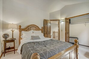 4 chambres, bureau, fer et planche à repasser, lit parapluie