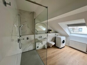 Dusche, Haartrockner, Handtücher, Seife