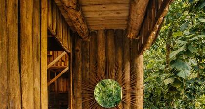 Treehouse: Unique Accommodation with Pool, Bathtub, and Restaurant