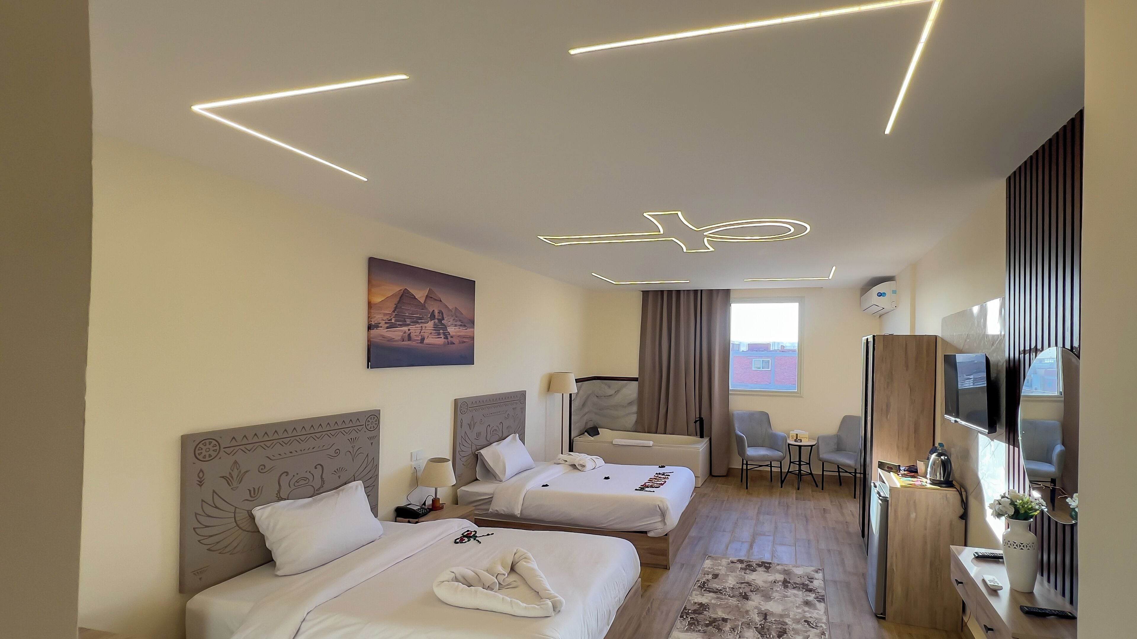 خزنة داخل الغرفة ومكتب ومساحة عمل للكمبيوتر المحمول وتجهيزات عازلة للصوت