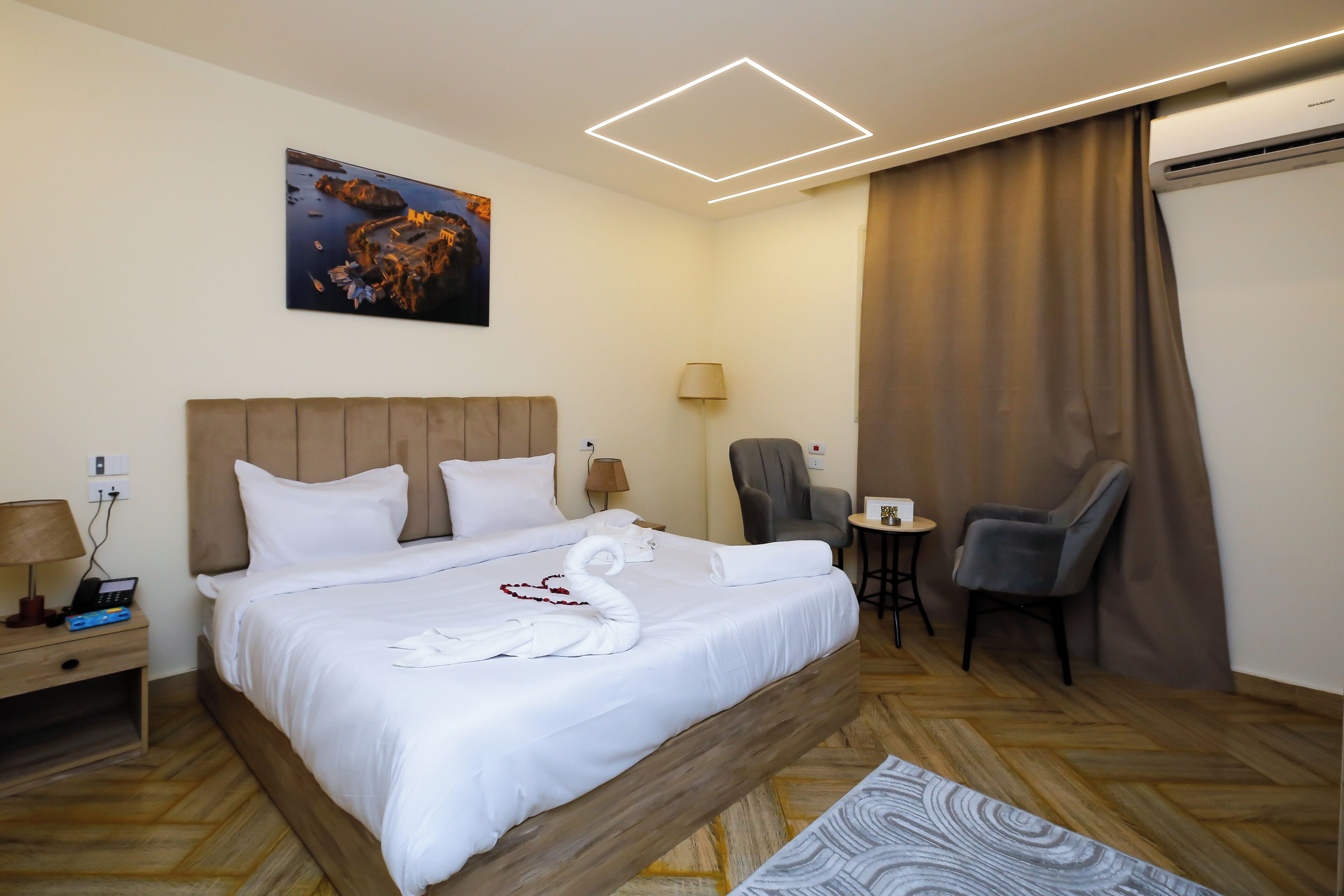 Romantic Double Room Single Use | In-room safe, desk, laptop workspace, soundproofing