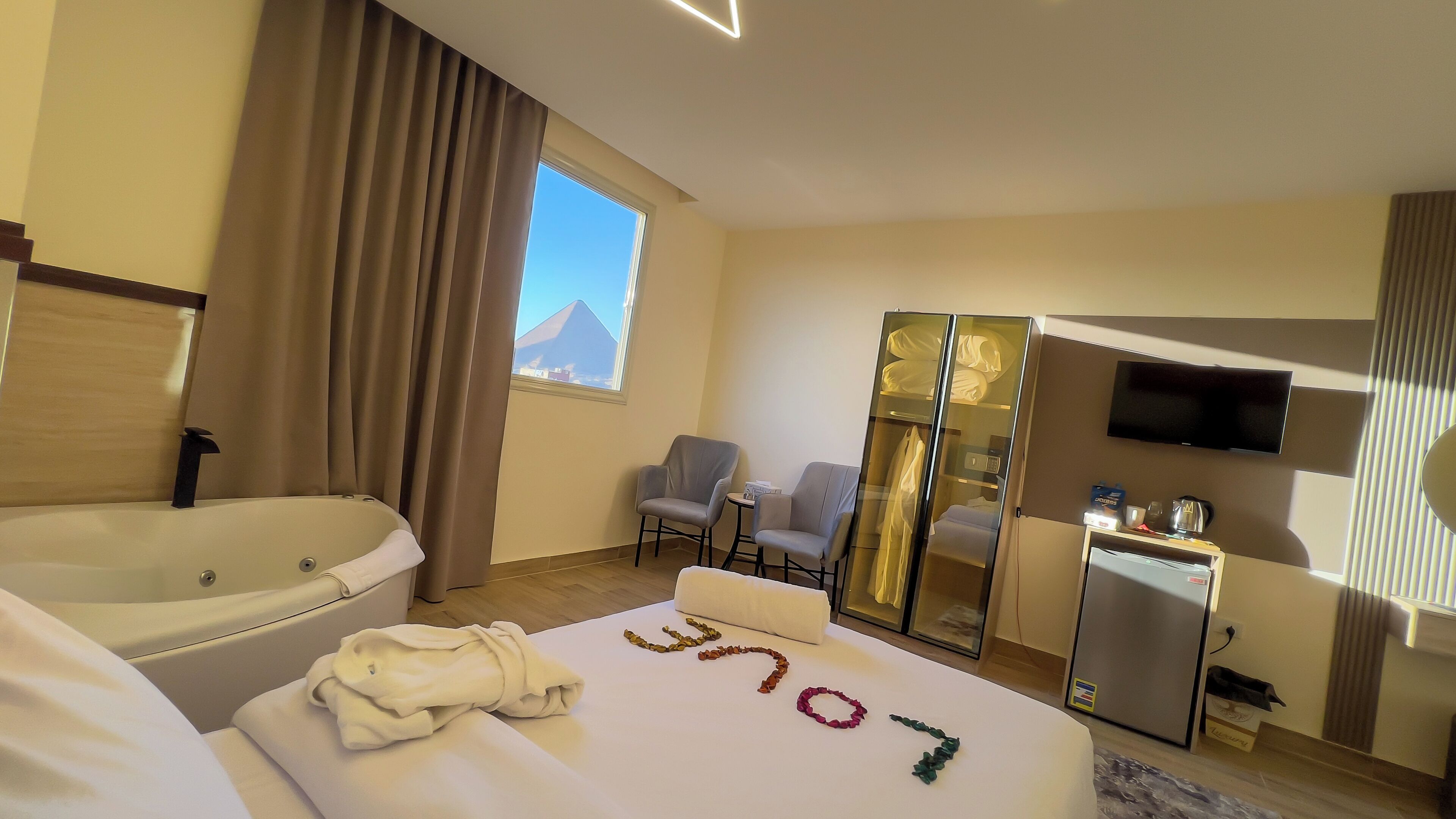 خزنة داخل الغرفة ومكتب ومساحة عمل للكمبيوتر المحمول وتجهيزات عازلة للصوت