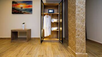 Chambre Double Deluxe, balcon, vue sur le désert | Armoire