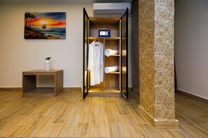 Chambre Double Deluxe, balcon, vue sur le désert | Armoire