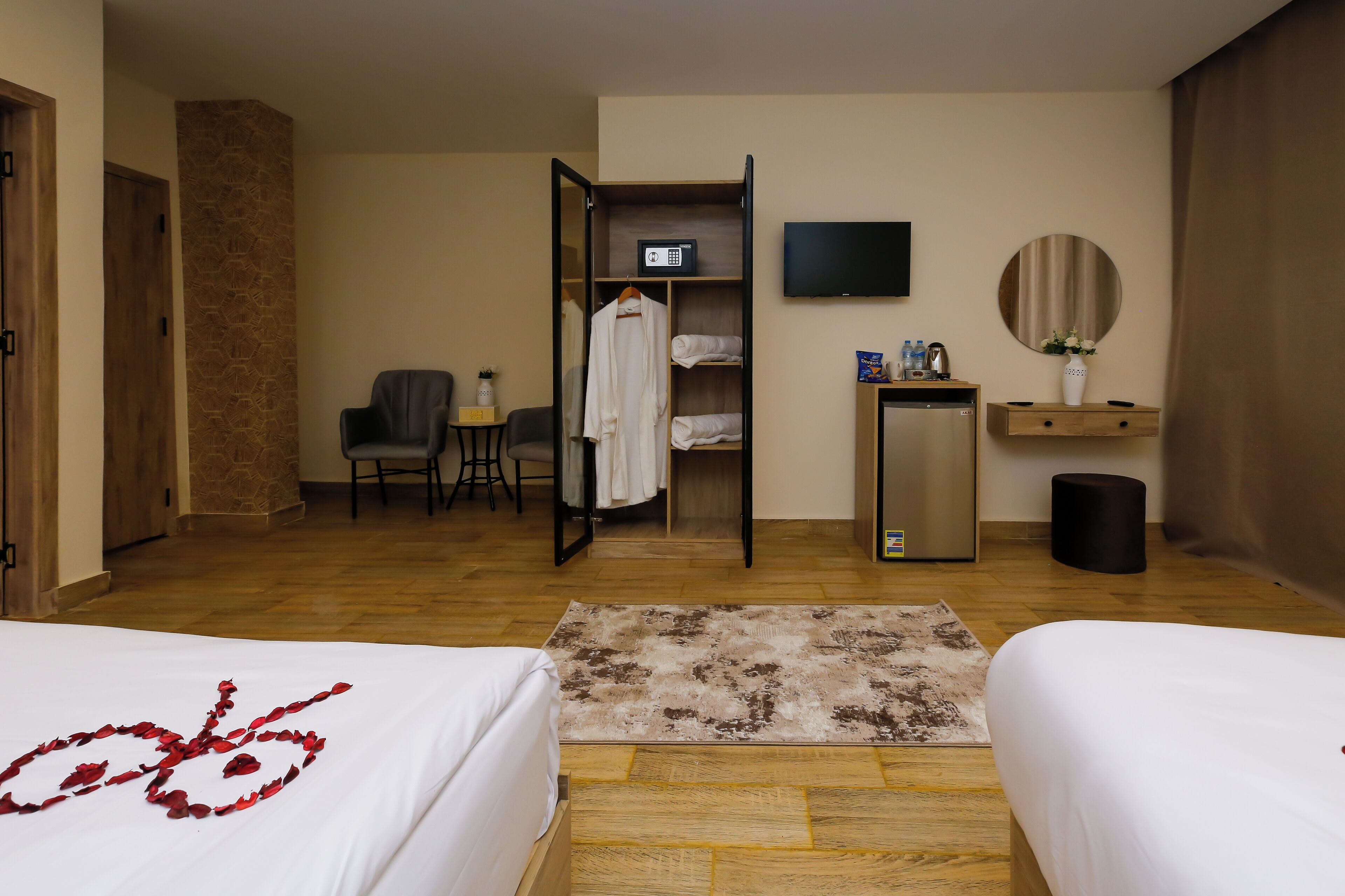 Deluxe Double Room, Mountain View | In-room safe, desk, laptop workspace, soundproofing