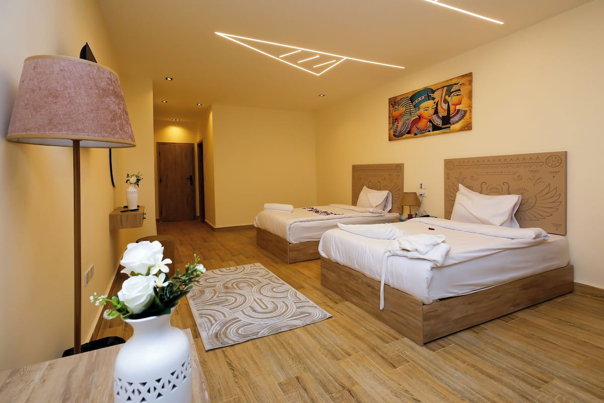 Deluxe Double Room Pyramids View 509 | Ropa de cama de alta calidad y edredones de plumas
