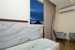 Chambre Double Deluxe, bain à remous, vue montagne | Vue de la chambre