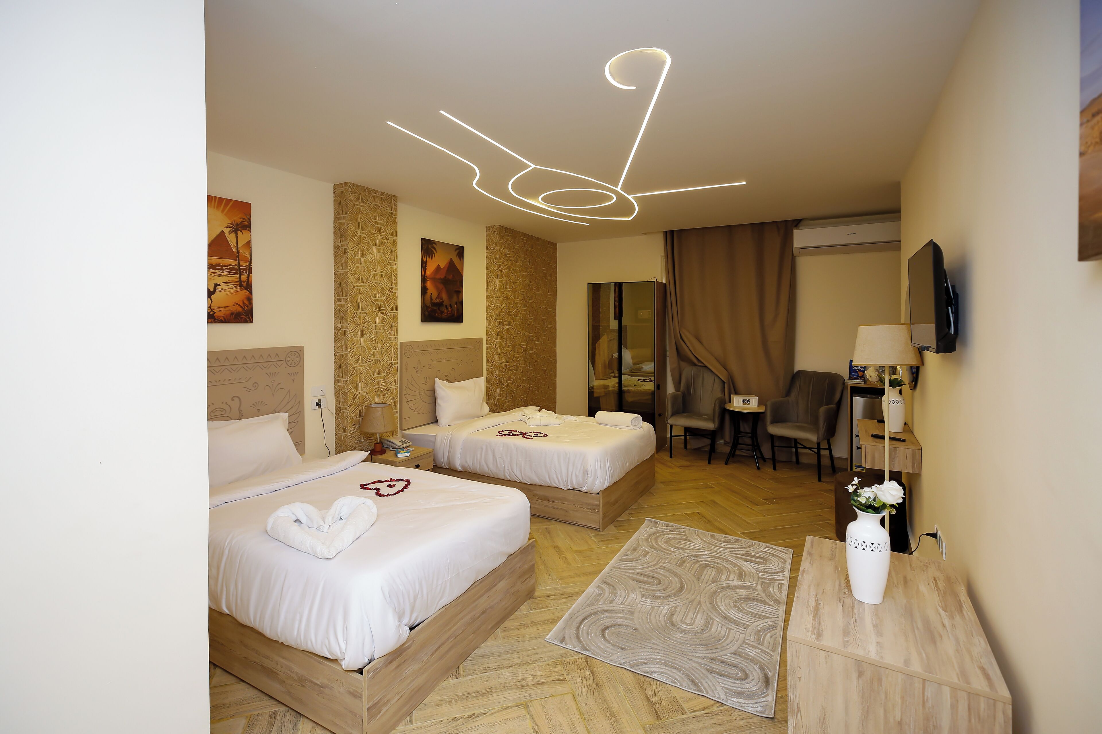 أغطية فراش متميزة وألحفة محشوة بالريش وأسرّة بإسفنج يتكيف مع شكل الجسم