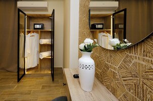 Large Double Room City View | Wardrobe