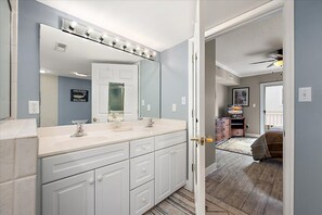 2 bedrooms, iron/ironing board, WiFi, bed sheets - Two Bedroom Updated Condo with Great Amenities (Ocean City)