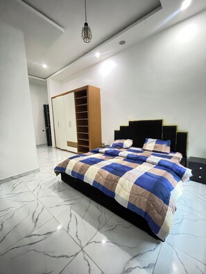 Iron/ironing board, WiFi, bed sheets - Oral Estate Lekki, Chevron, Executive 4bed ensuite duplex. (Lagos)