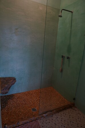 Een douche, handdoeken, toiletpapier