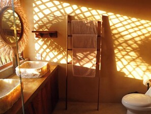 Douche, serviettes fournies, papier toilette