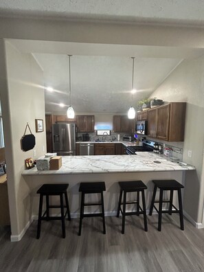 Micro-ondes, four, plaque de cuisson, lave-vaisselle