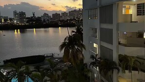 Un edificio moderno con piscina y palmeras.