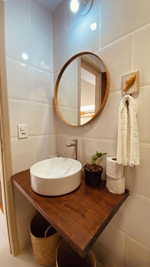 Douche, serviettes fournies, papier toilette