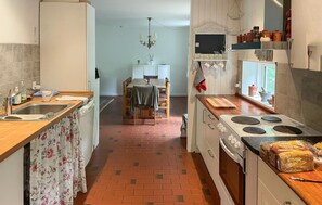 Réfrigérateur, plaque de cuisson, lave-vaisselle, cafetière/bouilloire